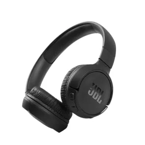 JBL Tune 510BT, cuffie wireless di colore nero, vista frontale, con cavo di ricarica USB-C incluso.